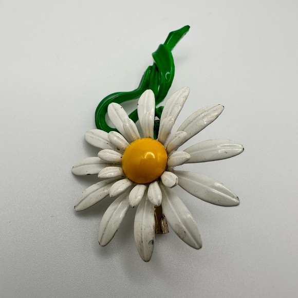 Vintage 1960s Flower Pin Vintage 60s White Daisy Enameled Flower Brooch - Picture 4 of 6
